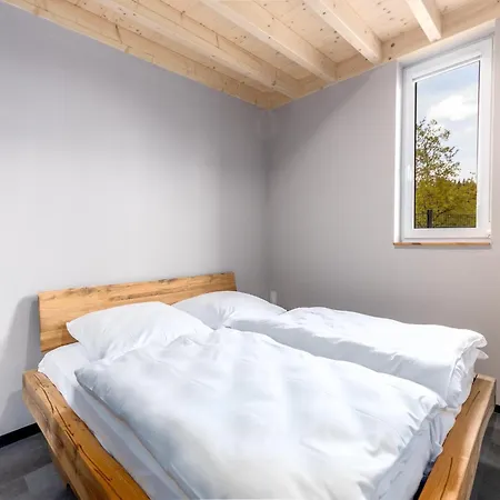 Lakeside Bungalow, Cleaning Included Ferienhaus